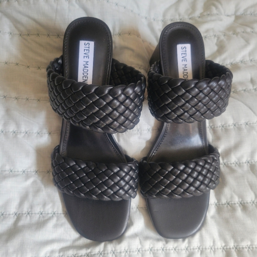 Steve Madden size 9M block sandal